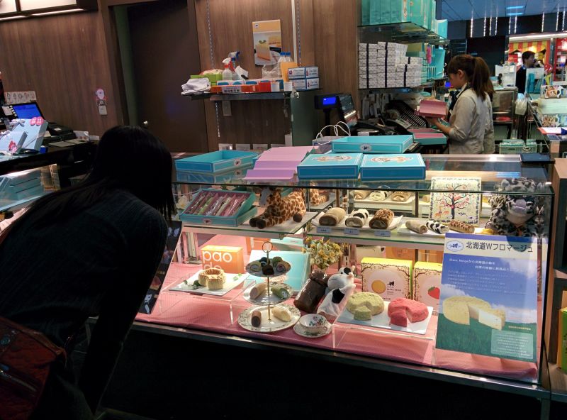 Giraffe and zebra themed cakes!