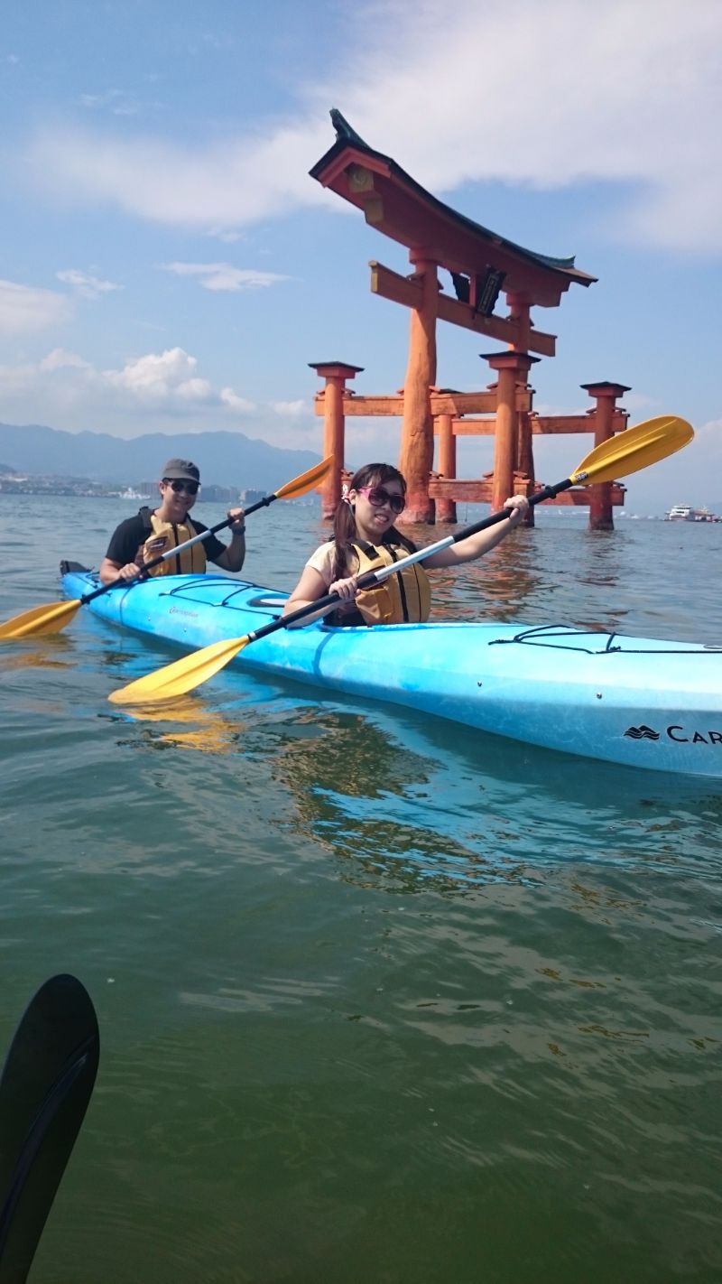 Paddling in front of gate